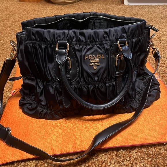 Handbags - 🥰Gorgeous bag! Gaufre Tessuto style